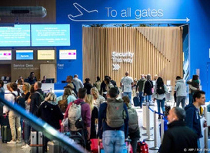 Op Eindhoven Airport stonden dit weekend, door vroegkomers, lange rijen 