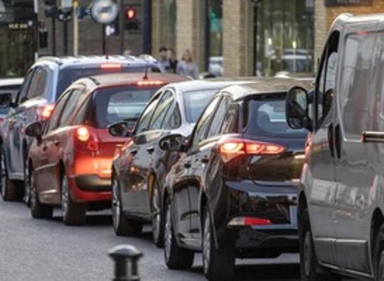 Tijdens vakantiedagen laat het verkeer zien hoe het fileprobleem zichzelf oplost