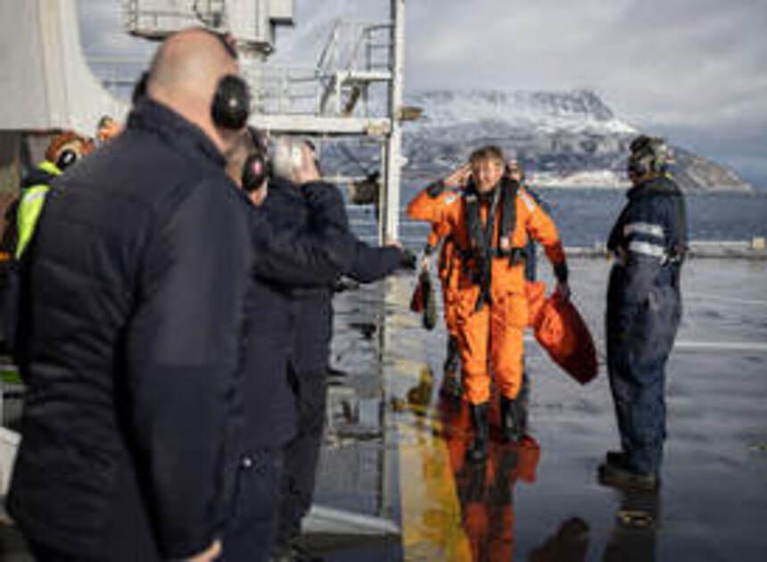 Koning Willem-Alexander bracht bezoek aan Koninklijke Marine tijdens oefening