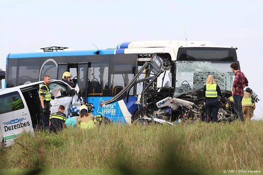 Ongeval tussen bus en taxi bij Berltsum: veertien gewonden