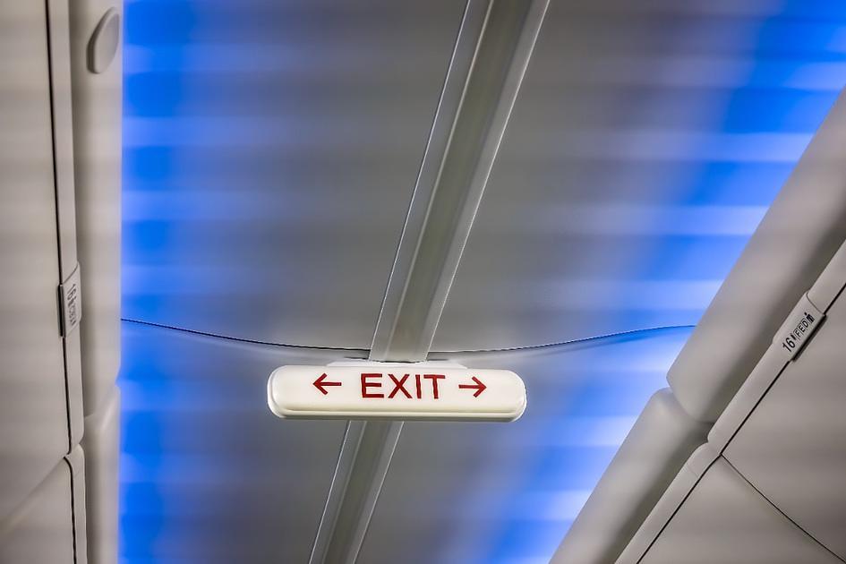 Bezorger stapt op vliegtuig maar laat bestelbus draaien voor vertrekhal 3