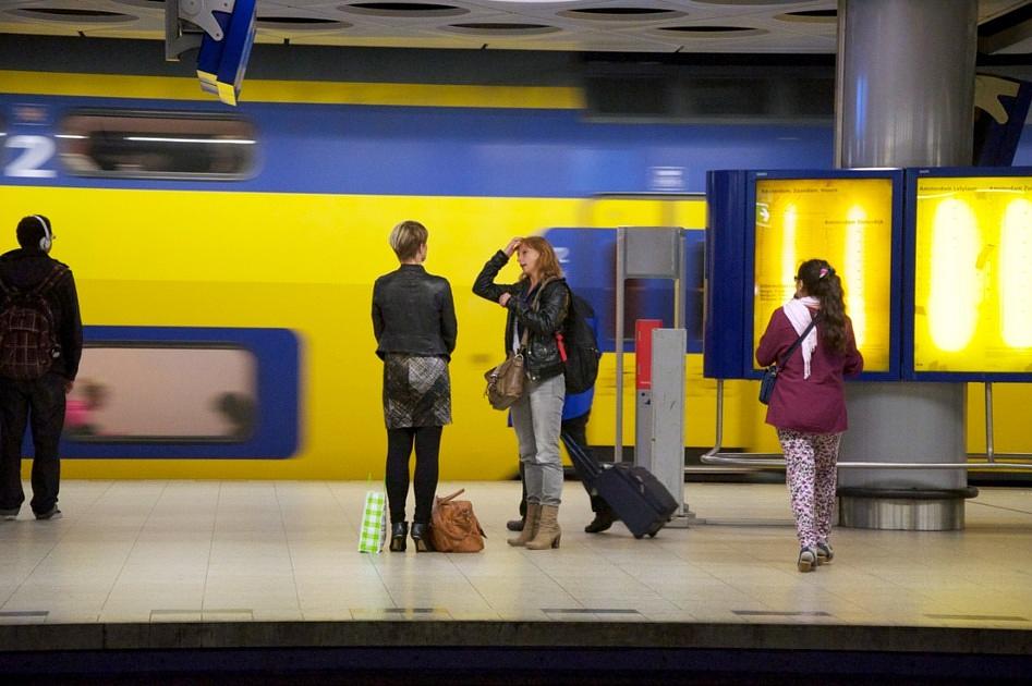 Wk-fans zijn langer onderweg naar Schiphol vanwege spoorwerkzaamheden