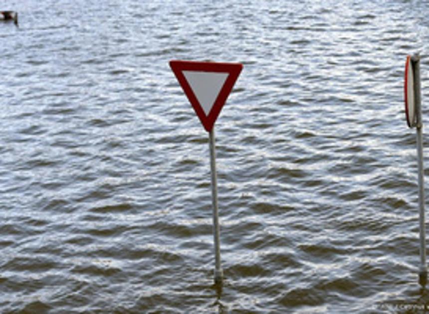 Vanwege hoogwater op zee zijn dijkdoorgangen bij Delfzijl gesloten 