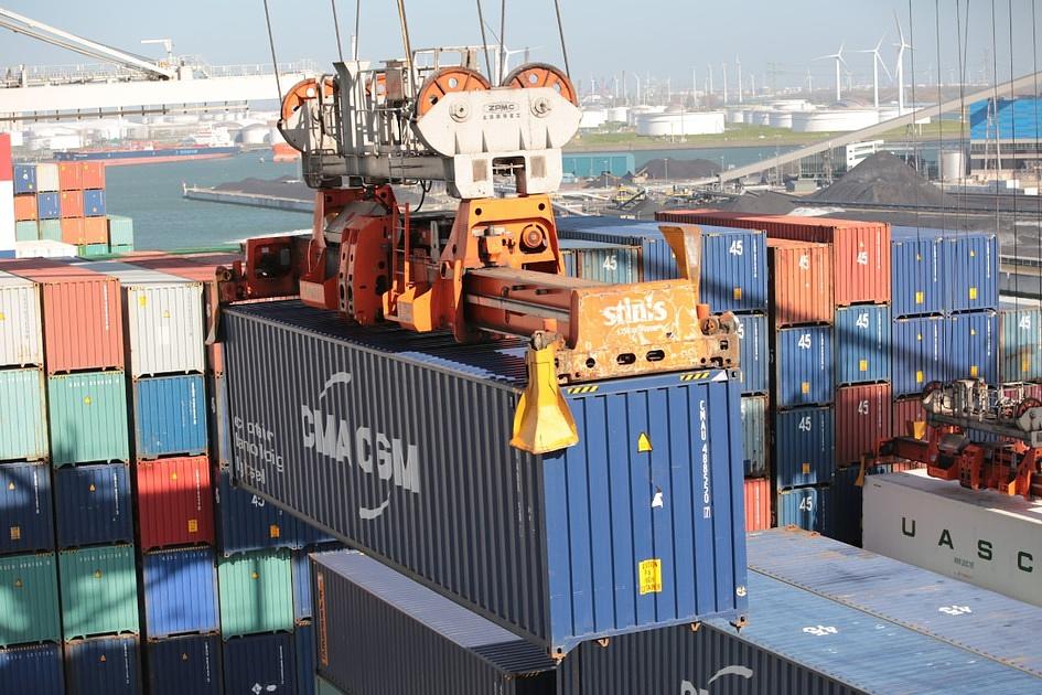 Op de Maasvlakte in Rotterdam zijn zeven drugsverdachten aangehouden