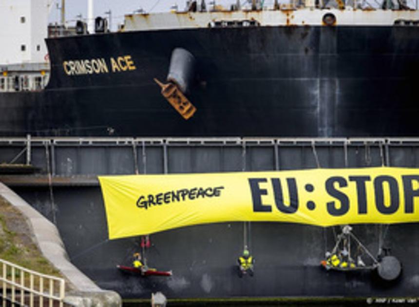 Politie beëindigt blokkade Greenpeace bij Noordersluis IJmuiden
