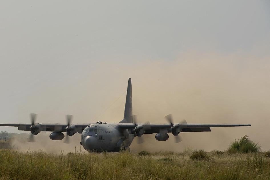 Twee Hercules-vliegtuigen maken voorzorgslanding op vliegbasis Eindhoven