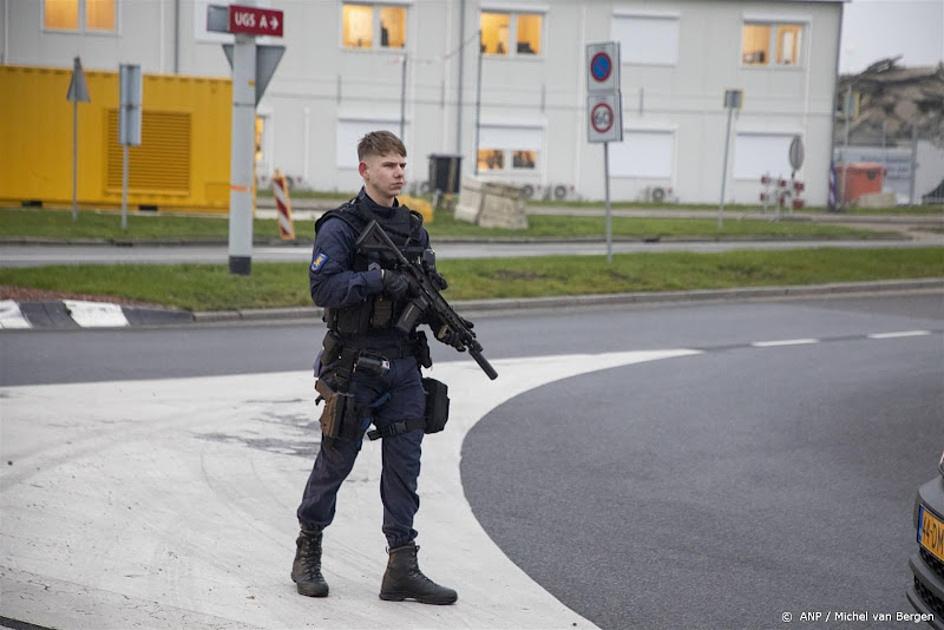 Man aangehouden op het station van Schiphol met gespannen kruisboog