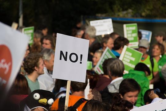 Actievoerders Geef Tegengas blokkeren goederenspoor bij Rotterdam 