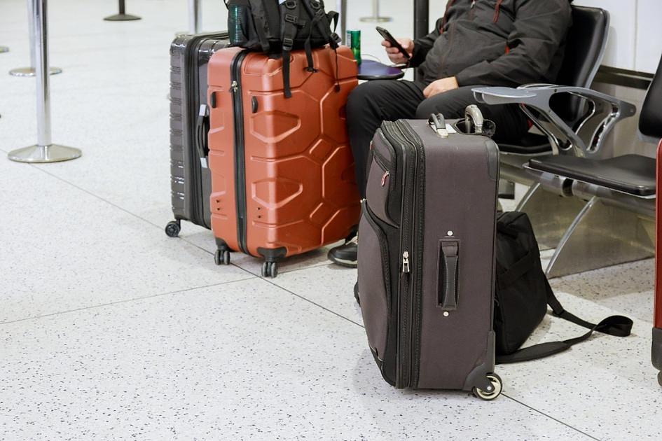 Vanwege drukte op Schiphol helpt het kantoorpersoneel mee in vertrekhallen