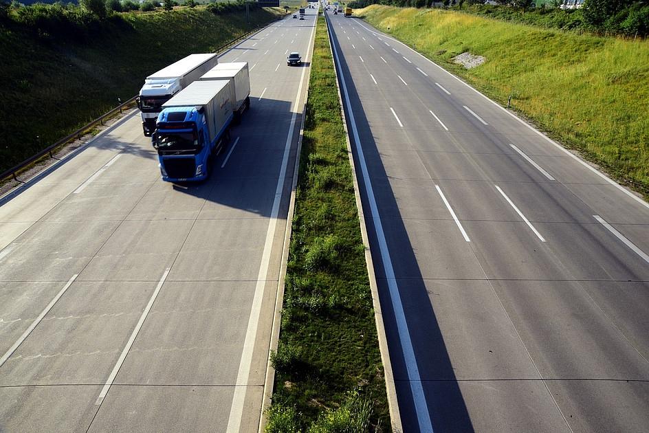 Vrachtwagen verliest aandrijfas op A67: auto beschadigd