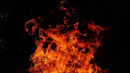 Personenauto in de brand in Amsterdam Zuid