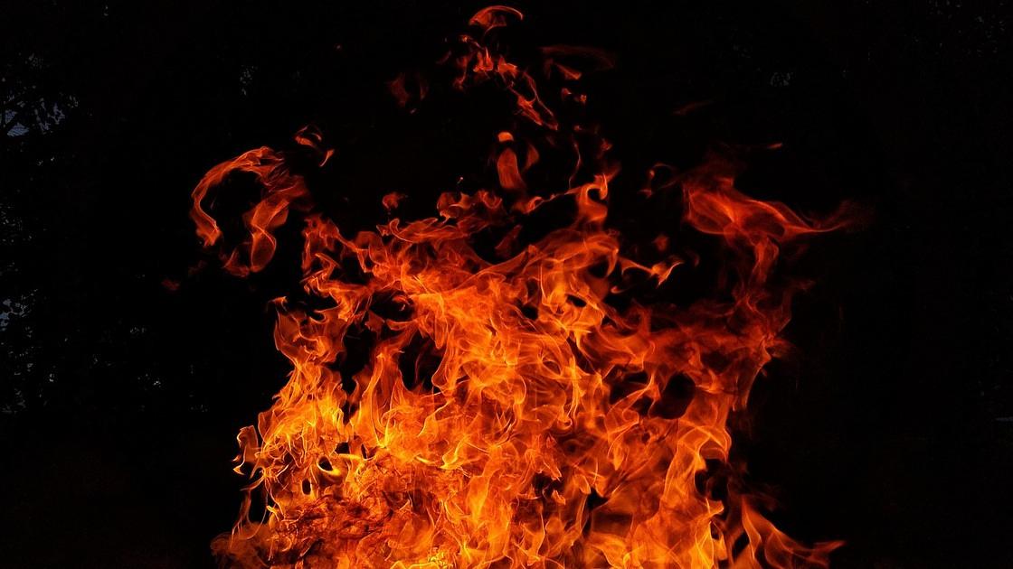 Personenauto in de brand in Amsterdam Zuid