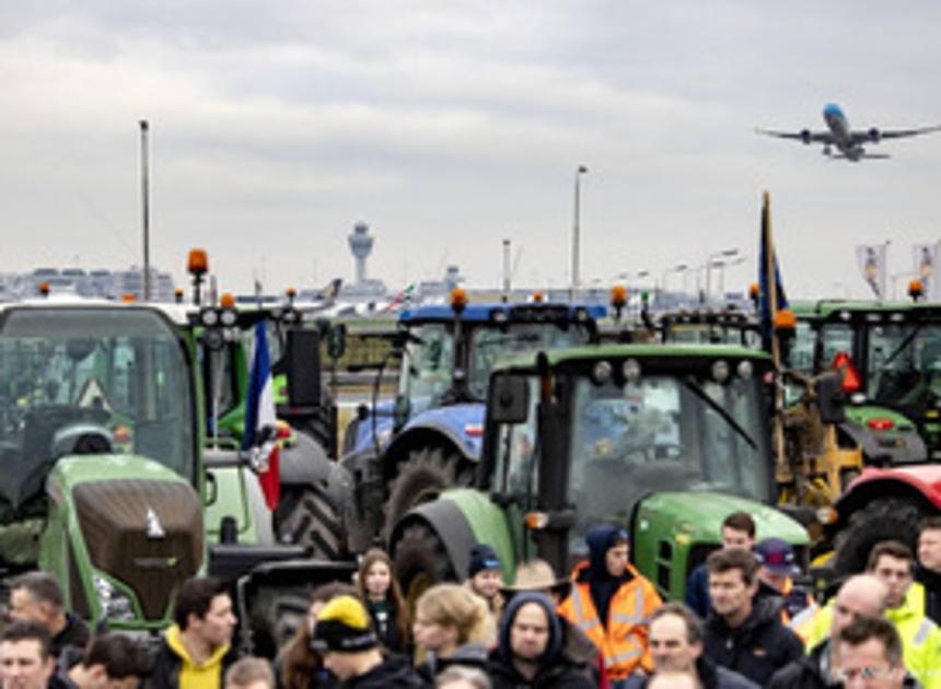 Tientallen boeren met trekkers bieden Schiphol 'koopcontract' aan