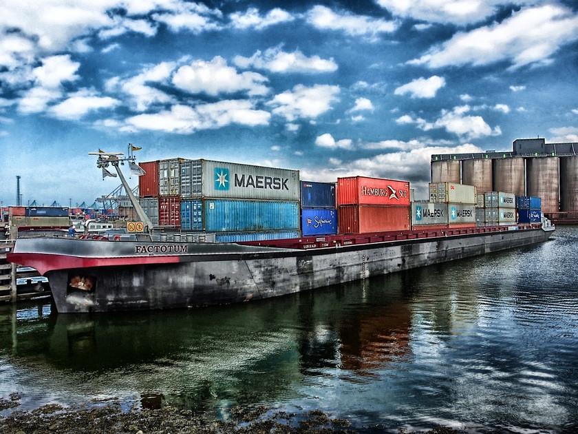 Hulpdiensten halen vermoedelijke verstekeling zeeschip Rotterdam uit het water