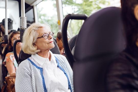 Senioren vrezen voor bereikbaarheid door hoge OV-kosten en bezuinigingen