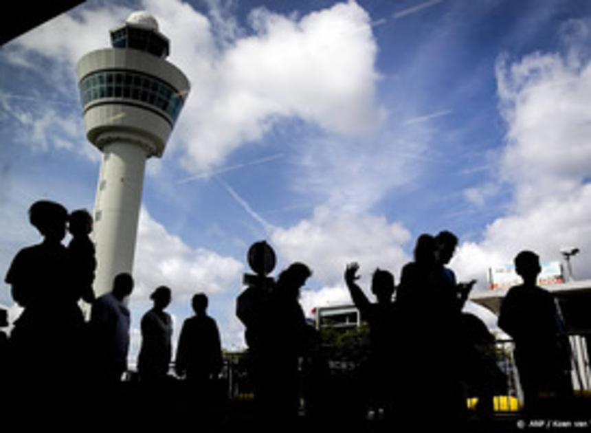 Schiphol deelt vanaf dinsdag ijsjes en water uit aan passagiers vanwege de hitte 