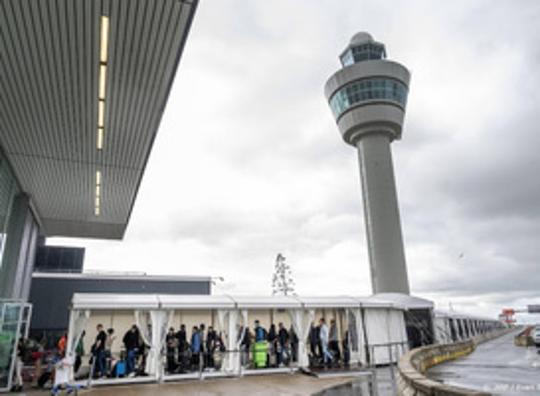 Luchthaven Schiphol krijgt hulp van kantoorpersoneel andere bedrijven