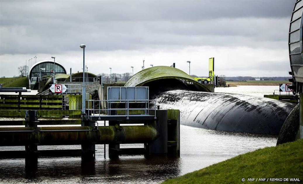 Rijkswaterstaat test vernieuwde opblaasbare stormvloedkering Kampen