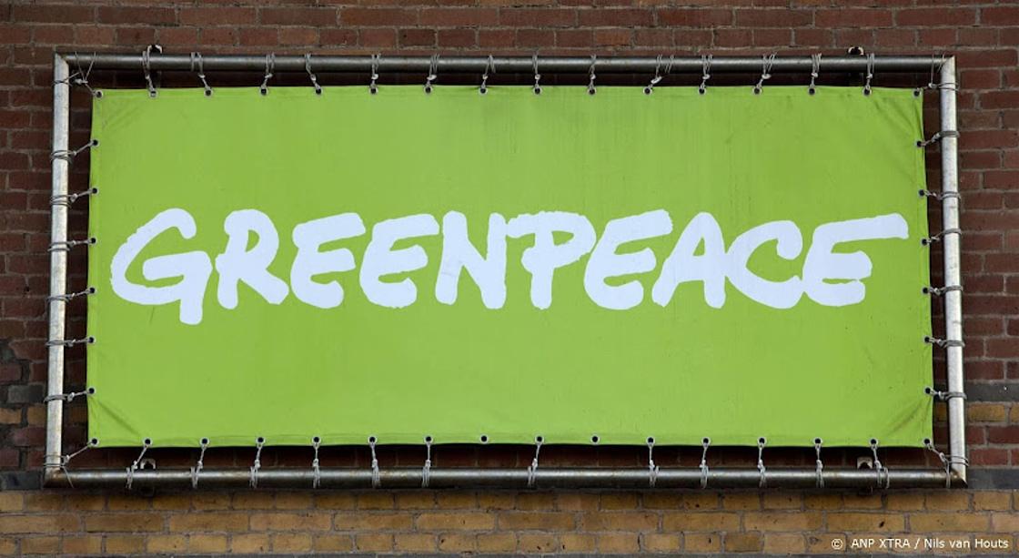 Greenpeace voert actie op transportschip Boskalis met boorplatform Shell