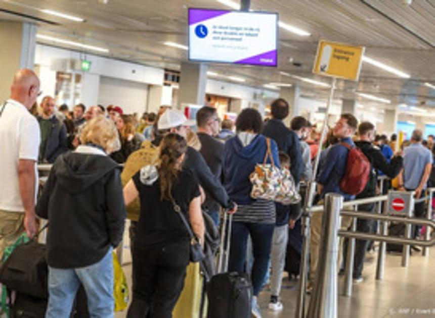 Reiziger op Schiphol mag alleen binnen vier uur voor de vlucht vertrekhal in