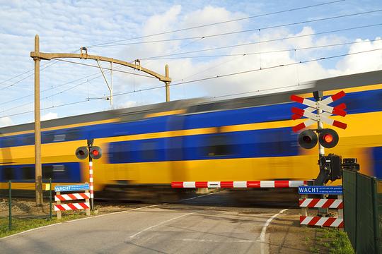 Intercity ramt kraan op spoorwegovergang Bunnik, treinverkeer gestaakt