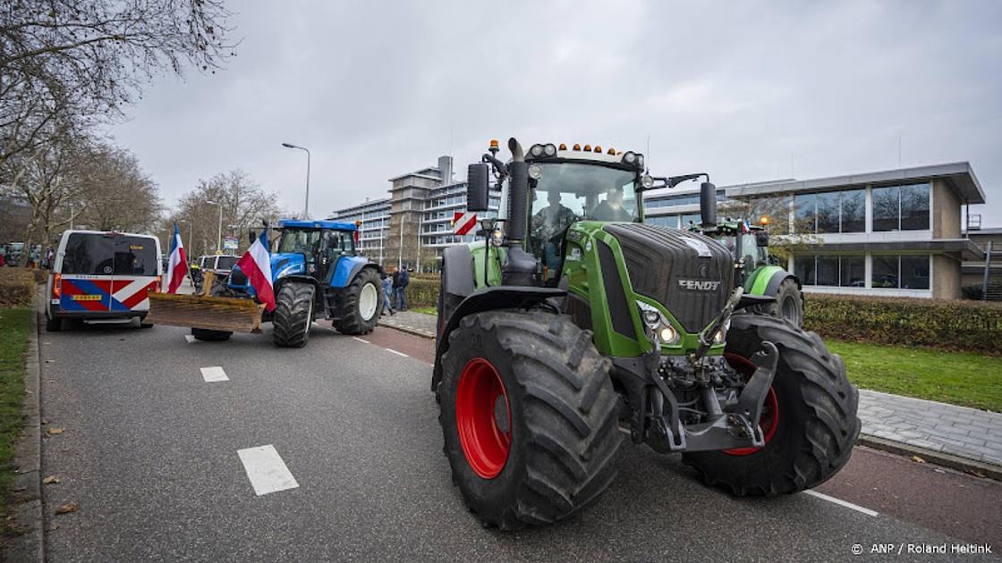 Boeren voeren tractor-actie bij bijeenkomst met minister Adema in Drachten