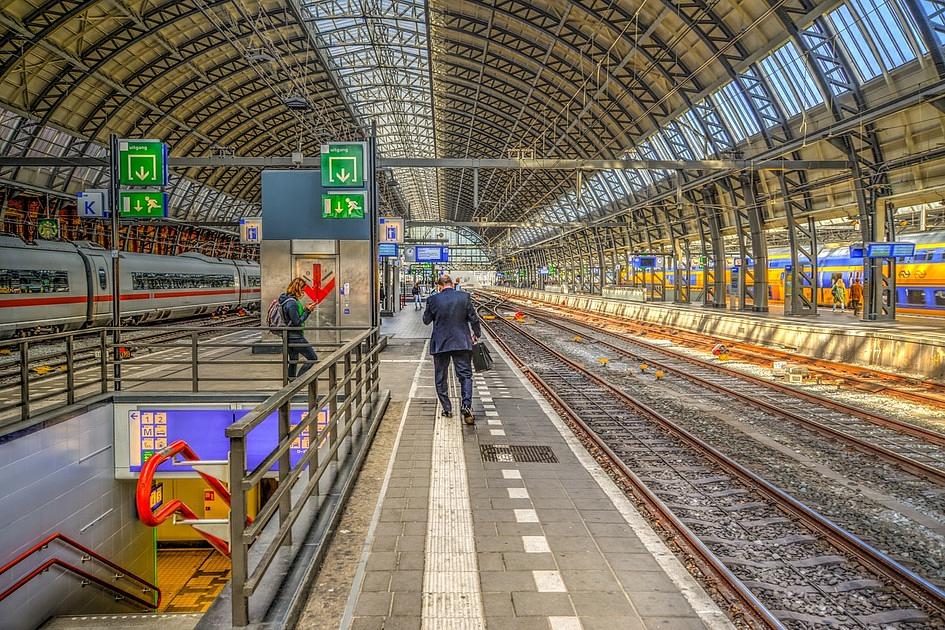 Aangepaste dienstregeling rond Amsterdam Centraal in meivakantie