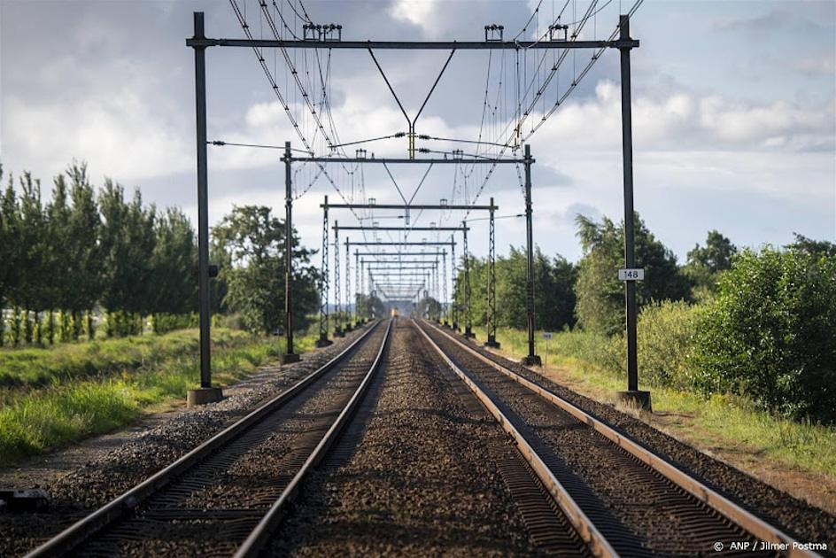 Geen treinen bij Vught na botsing vrachtwagen met bovenleiding