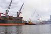 Lading moeilijk bereikbaar: brandweer pompt water in schip Amsterdam