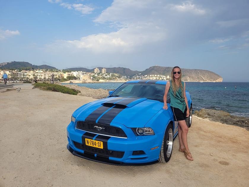 Je verwacht het niet: deze 24-jarige vrouw heeft een Ford Mustang V6 Coupe Premium : "Mensen verwachten geen vrouw in zo'n auto"