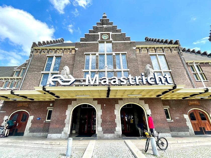 Foto-expositie De Mix Nederland Vieren! op station Maastricht 