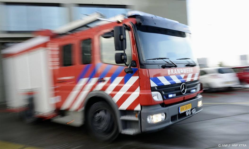 Brandweer blust brand op schip in IJmuiden