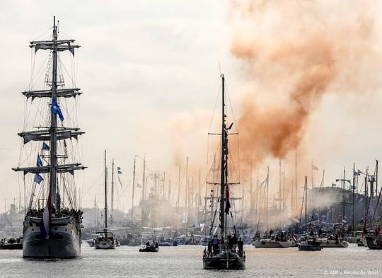 Prins Maurits luidt scheepsbel: SAIL officieel van start
