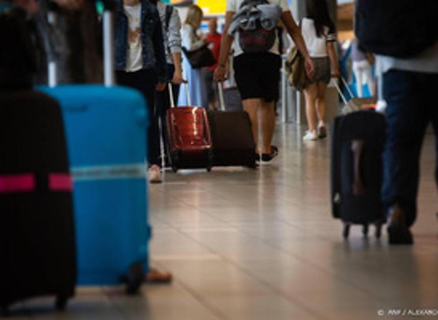 Op Schiphol staan nog achtergebleven koffers na Pinksterchaos