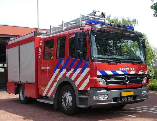 Meerdere auto's uitgebrand bij brand autobedrijf Rotterdam-West