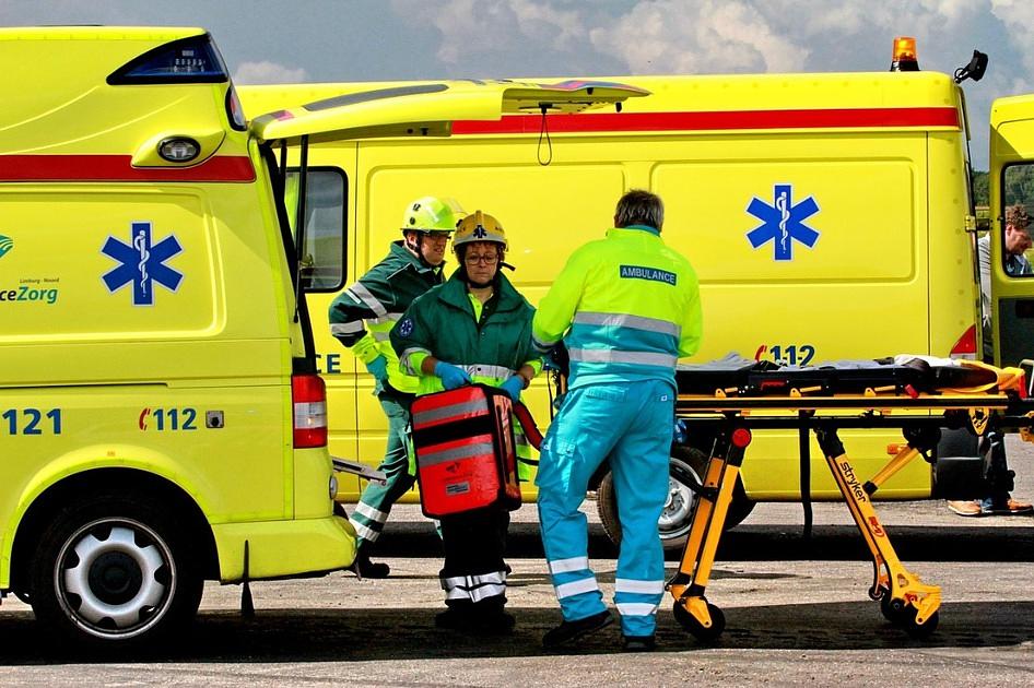 Ambulance gestolen in Utrecht, botst tegen meerdere auto's