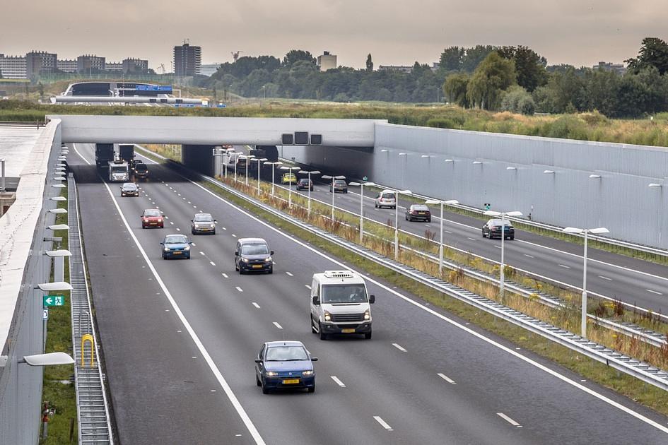 Minister Harbers roept op de auto de ruimte te blijven geven