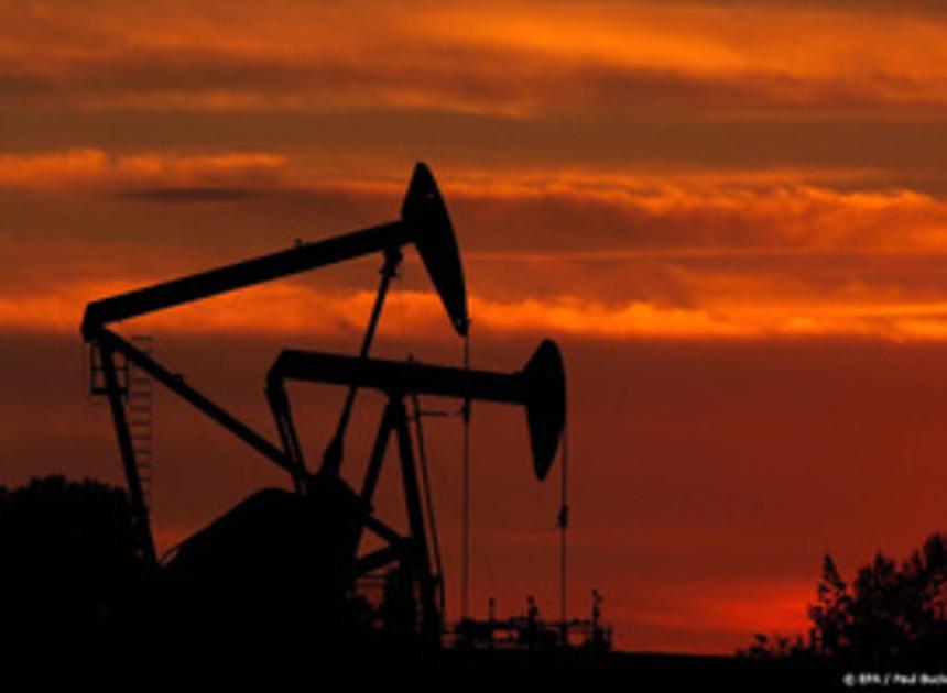 Olieprijzen in november dalen flink door zorgen over Omikron-variant 