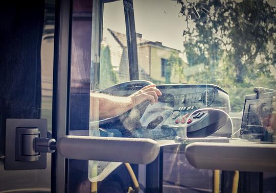 Arriva ziet veel ongelukken gebeuren bij busbanen met een middenberm 