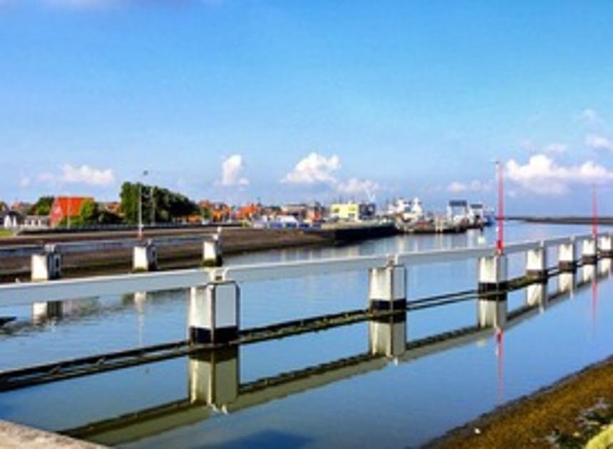 Zeiljacht maakt water en zinkt in het Van Harinxmakanaal