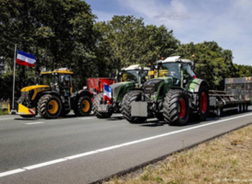 Groep van zo'n veertig trekkers onderweg naar Den Haag