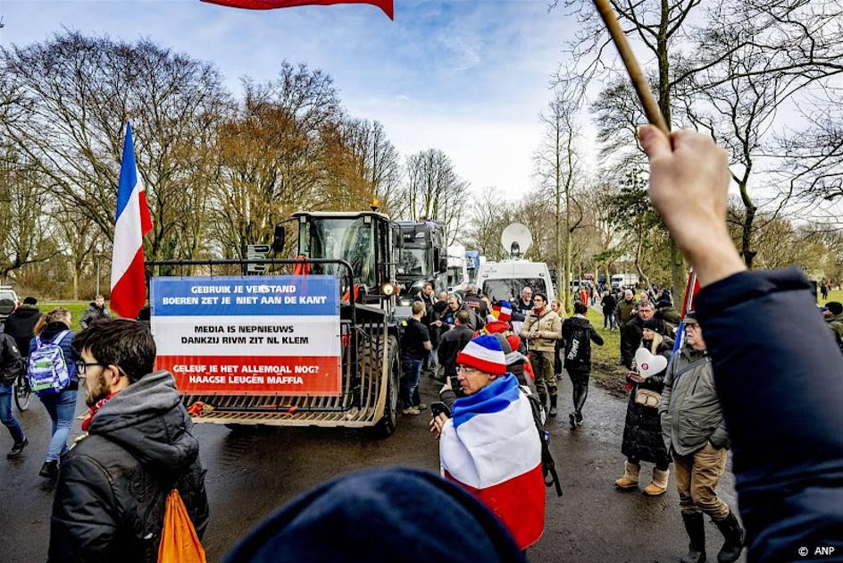 Shovelchauffeur in gevangenis krijgt steun van groep demonstranten met tractor