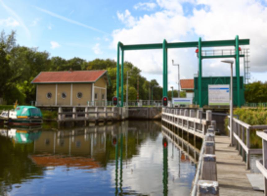 Stremming scheepvaart door renovatie Voorstersluis bij Kraggenburg