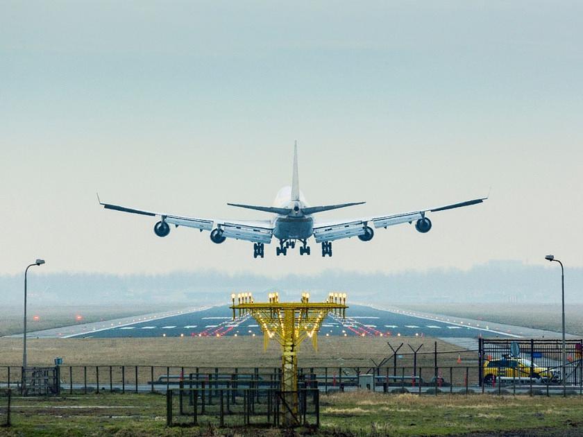 Drukte op Schiphol vanwege herfstvakantie, veel reizigers komen te vroeg