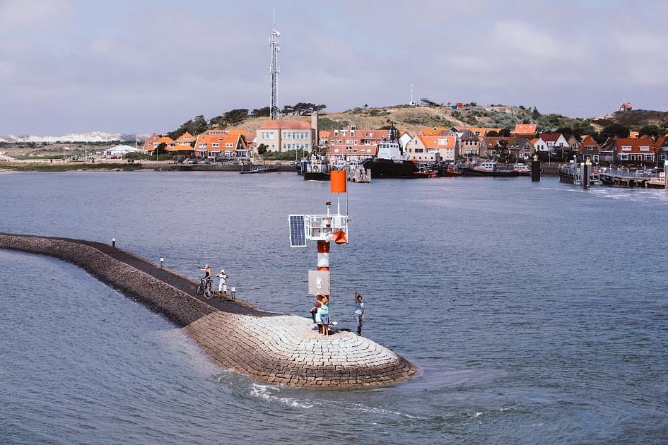 Replica eeuw oude reddingsboot Brandaris II meert aan op Terschelling