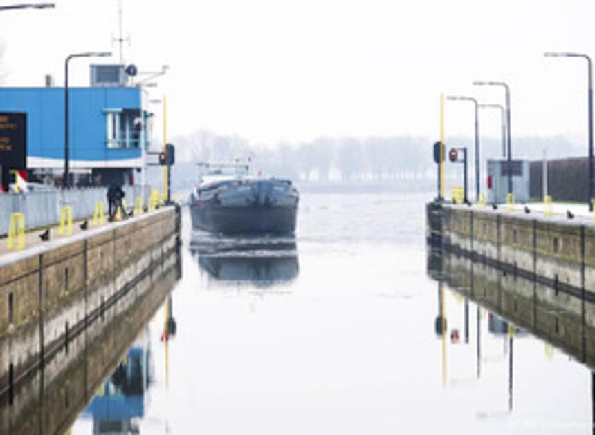 Sluis Grave gerepareerd om wachttijd voor schepen te verkorten