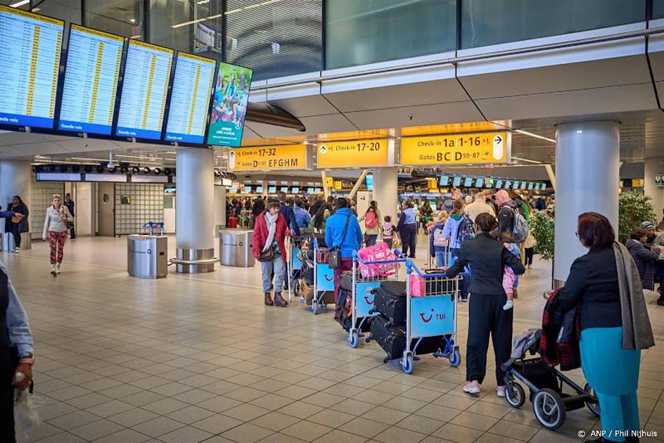 Meer reizigers Schiphol in meivakantie 2023, maar minder wachttijd