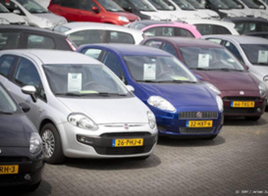 Verkoop nieuwe auto's gedaald, markt voor tweedehands auto's blijft op peil