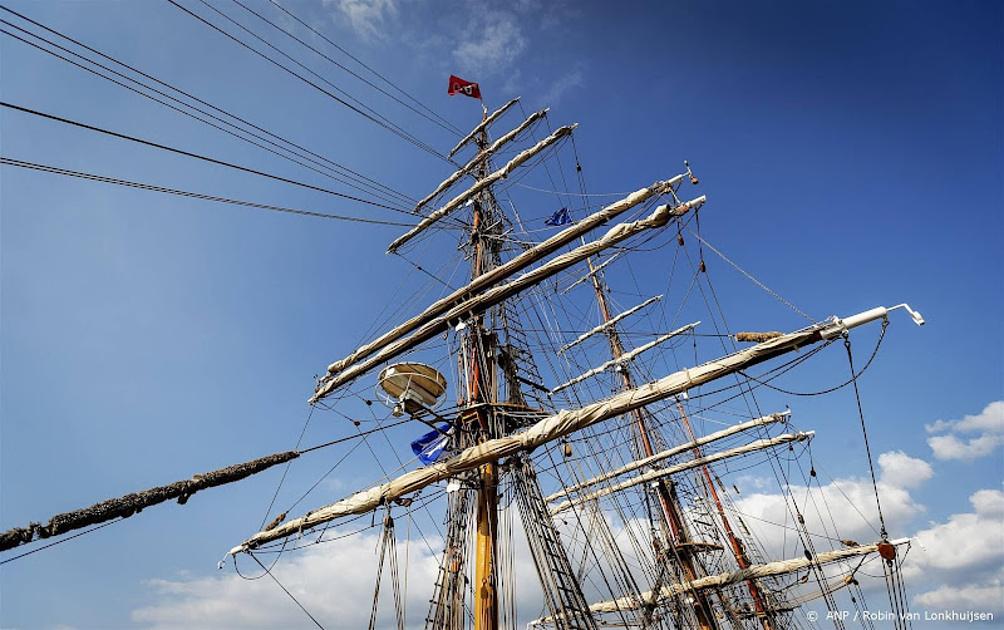 Vastgelopen Nederlands zeilschip Noorderlicht weer onderweg