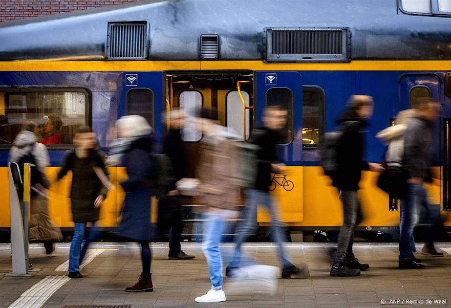 Honderden kantoormedewerkers en beveiligers springen bij in de trein om werkdruk conducteurs te verlichten 